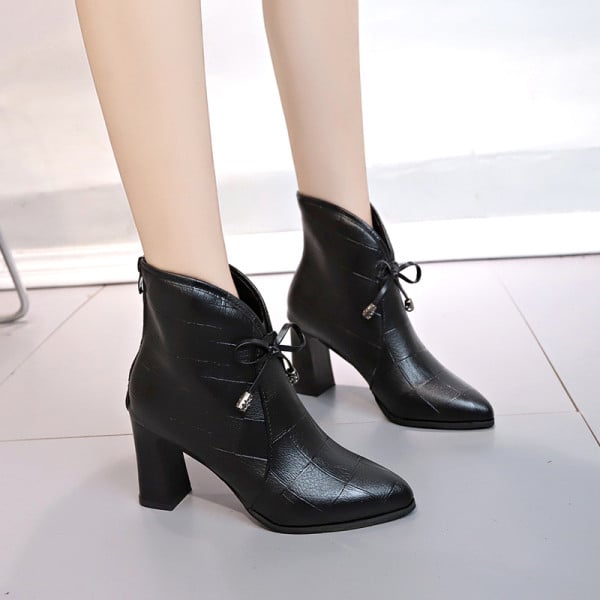 Modern női csizma szalaggal és fekete sarokkal