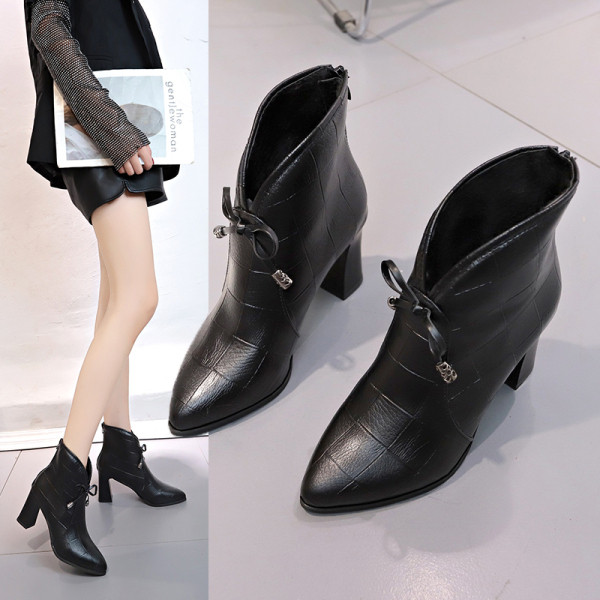 Modern női csizma szalaggal és fekete sarokkal