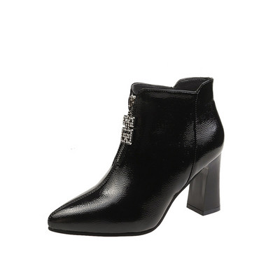 Κομψές γυναικείες μπότες σε οικολογικό δέρμα με φερμουάρ και μεταλλικό στοιχείο σε δύο χρώματα