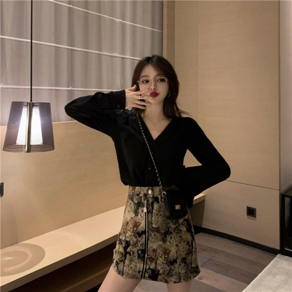 Rövid női szoknya magas derékkal és cipzárral