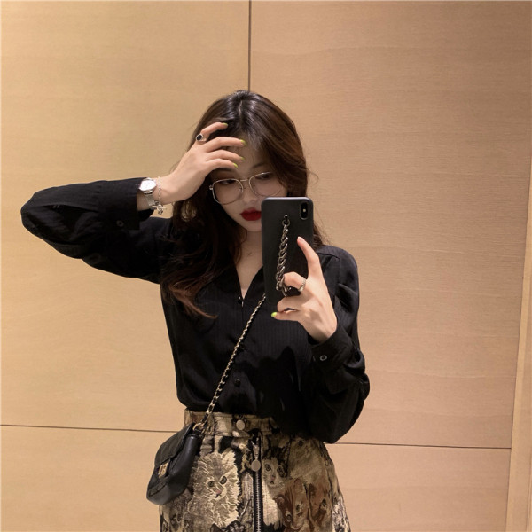 Rövid női szoknya magas derékkal és cipzárral