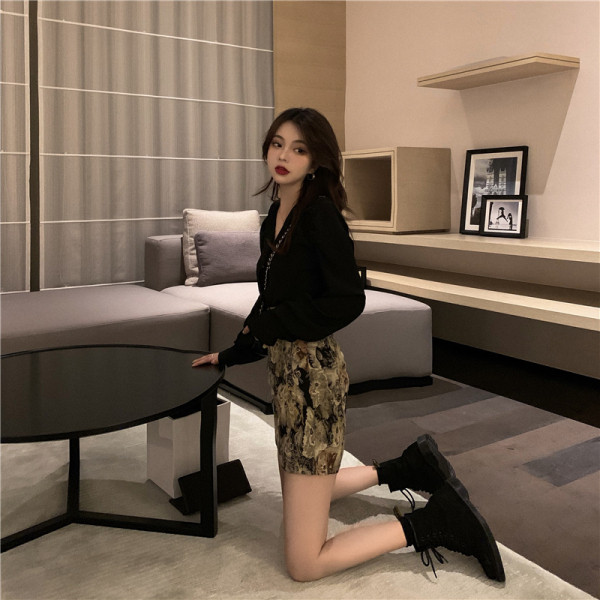 Rövid női szoknya magas derékkal és cipzárral