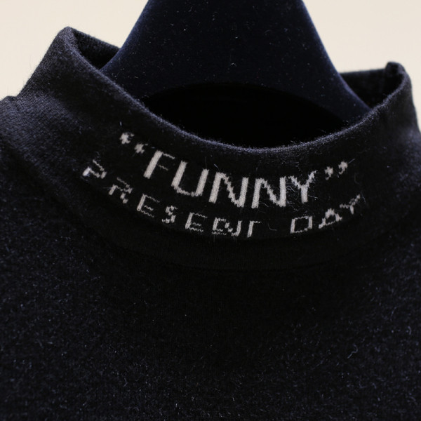 Γυναικεία μοντέρνα μπλούζα με ψηλό γιακά σε μαύρο και άσπρο χρώμα