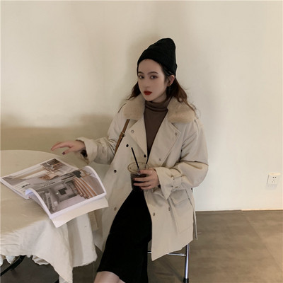 Női téli kabát pehely és fűzős gombokkal