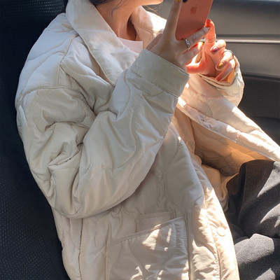 Σύντομο γυναικείο μπουφάν άνοιξης-φθινοπώρο σε λευκό και μαύρο χρώμα