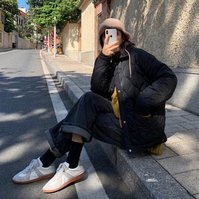 Σύντομο γυναικείο μπουφάν άνοιξης-φθινοπώρο σε λευκό και μαύρο χρώμα