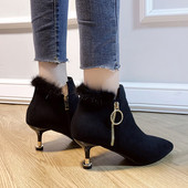 Modern női csizma öko velúrból, pehely és cipzárral fekete színben