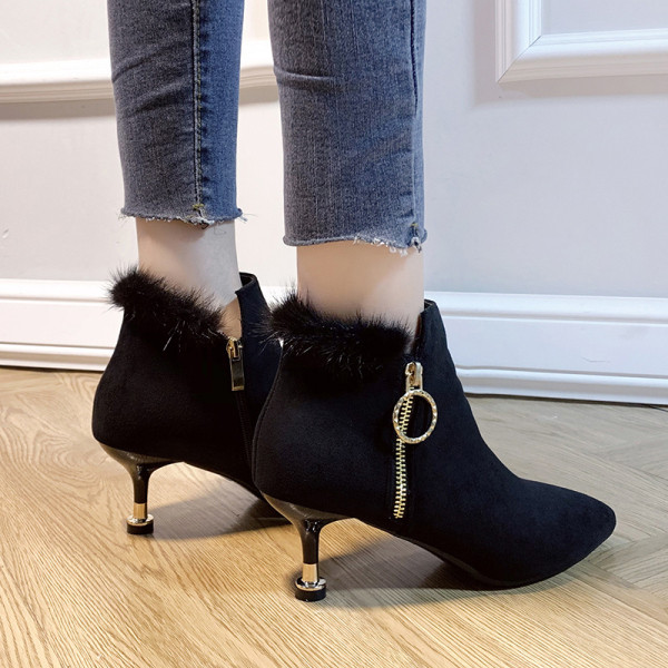 Modern női csizma öko velúrból, pehely és cipzárral fekete színben