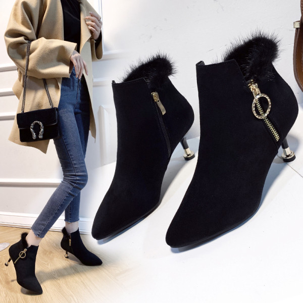 Modern női csizma öko velúrból, pehely és cipzárral fekete színben