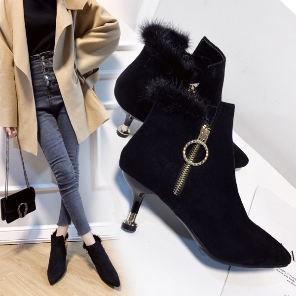Modern női csizma öko velúrból, pehely és cipzárral fekete színben