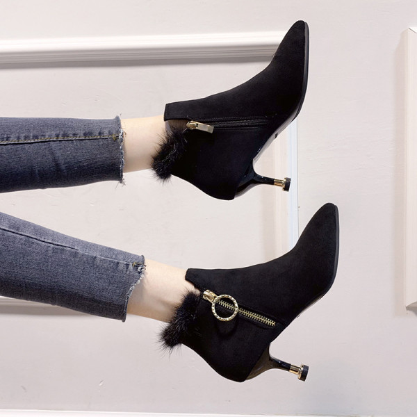 Modern női csizma öko velúrból, pehely és cipzárral fekete színben