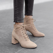 Μοντέρνες γυναικείες μπότες σε οικολογικό σουέτ με μπεζ και μαύρο χρώμα με  δεσμούς