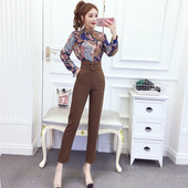 Μοντέρνα γυναικεία μπλούζα με ψηλό κολάρο και χρωματιστό  μοτίβο 