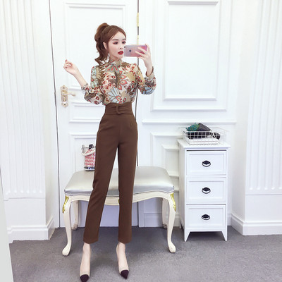 Μοντέρνα γυναικεία μπλούζα με ψηλό κολάρο και χρωματιστό  μοτίβο 