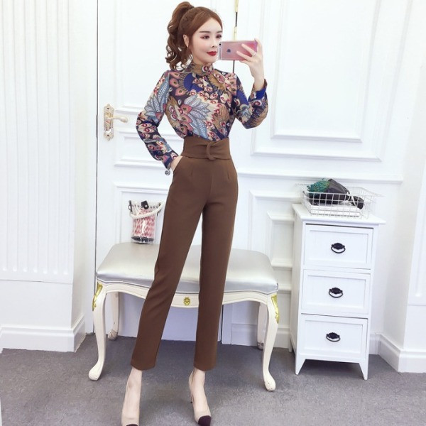 Μοντέρνα γυναικεία μπλούζα με ψηλό κολάρο και χρωματιστό  μοτίβο 