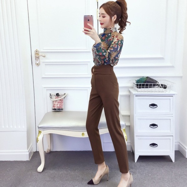 Μοντέρνα γυναικεία μπλούζα με ψηλό κολάρο και χρωματιστό  μοτίβο 