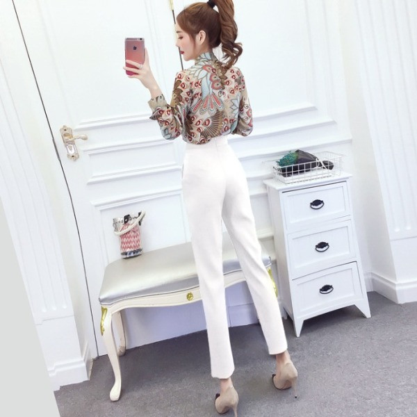 Μοντέρνα γυναικεία μπλούζα με ψηλό κολάρο και χρωματιστό  μοτίβο 