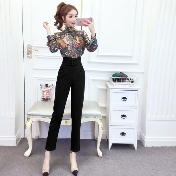 Μοντέρνα γυναικεία μπλούζα με ψηλό κολάρο και χρωματιστό  μοτίβο 