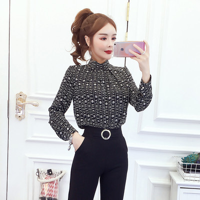 Γυναικείαμοντέρνα μπλούζα σε μαύρο και άσπρο με  ψηλό κολάρο