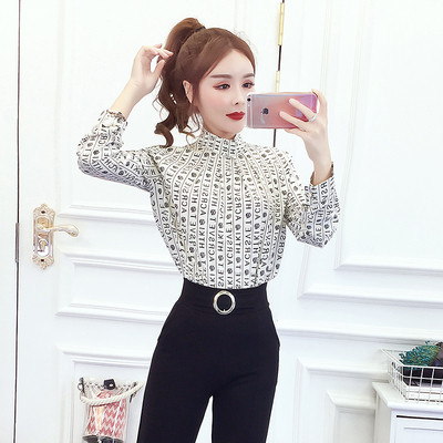 Γυναικείαμοντέρνα μπλούζα σε μαύρο και άσπρο με  ψηλό κολάρο