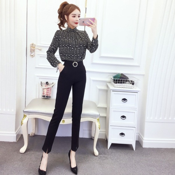 Γυναικείαμοντέρνα μπλούζα σε μαύρο και άσπρο με  ψηλό κολάρο