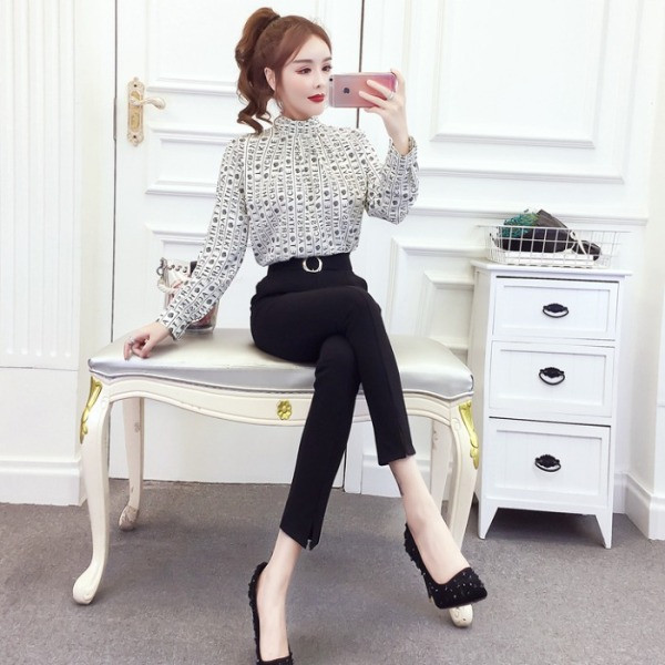 Γυναικείαμοντέρνα μπλούζα σε μαύρο και άσπρο με  ψηλό κολάρο