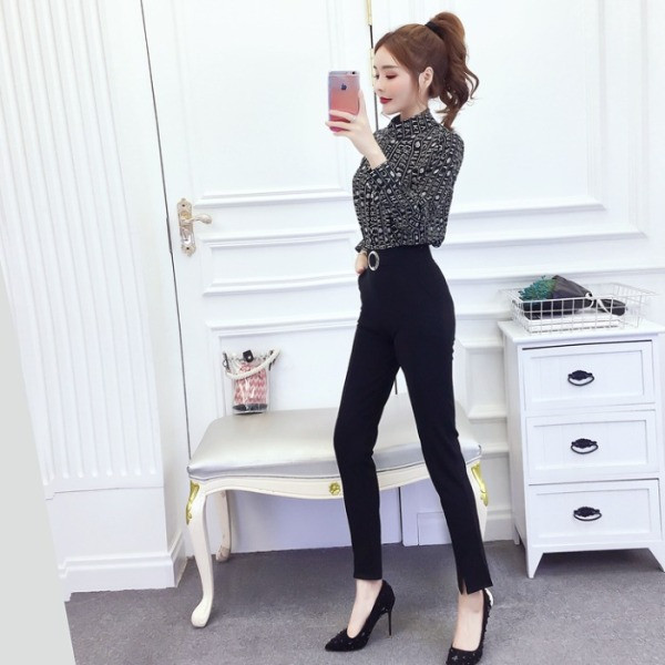 Γυναικείαμοντέρνα μπλούζα σε μαύρο και άσπρο με  ψηλό κολάρο