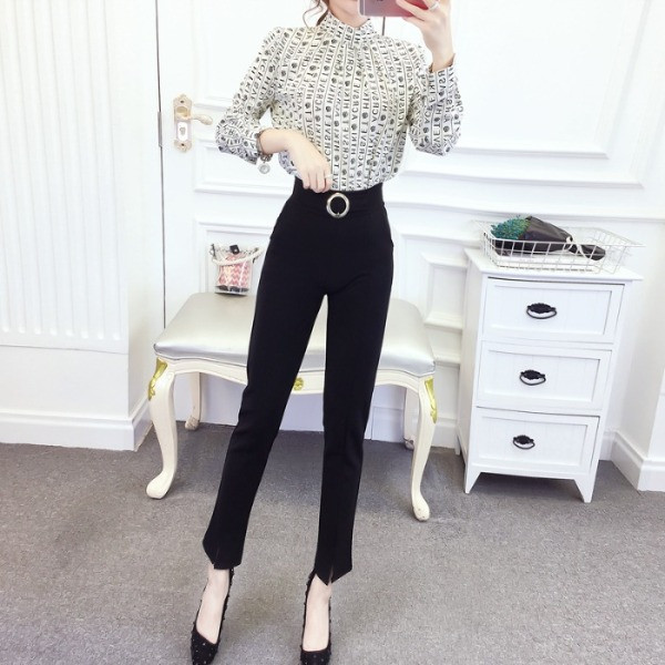 Γυναικείαμοντέρνα μπλούζα σε μαύρο και άσπρο με  ψηλό κολάρο