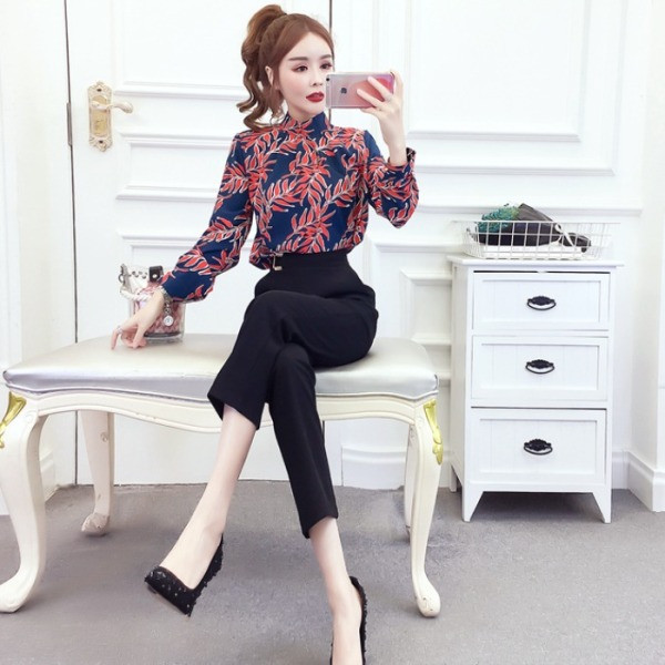 Γυναικέια μπλούζα με ψηλό γιακά σε τρία χρώματα με χρωματιστό μοτίβο