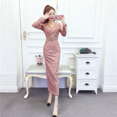 Μακρύ σλιμ γυναικείο φόρεμα με λαιμόκοψη και ζώνη