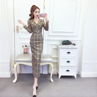 Μακρύ σλιμ γυναικείο φόρεμα με λαιμόκοψη και ζώνη