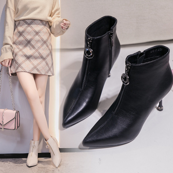 Modern női csizma cipzárral és vékony sarokkal fehér és fekete színben