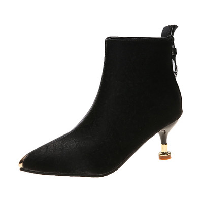 Καθημερινές γυναικέιες  μπότες  με λεπτό τακούνι και μεταλλικό στοιχείο σε ασπρό και μαύρο χρώμα