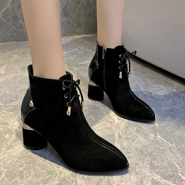 Modern női csizma öko velúrból, barna és fekete fűzővel