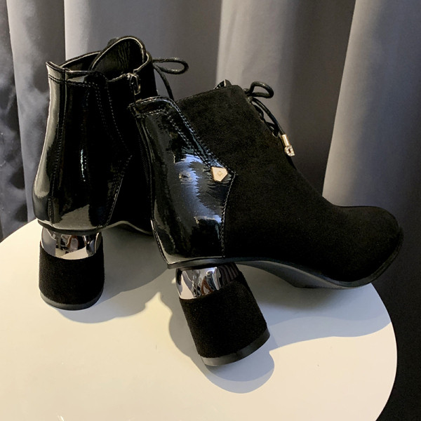 Modern női csizma öko velúrból, barna és fekete fűzővel