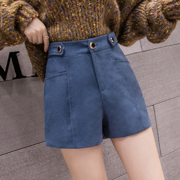 Női rövidnadrág három színben, gombokkal és zsebekkel