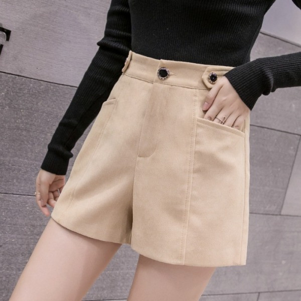 Női rövidnadrág három színben, gombokkal és zsebekkel