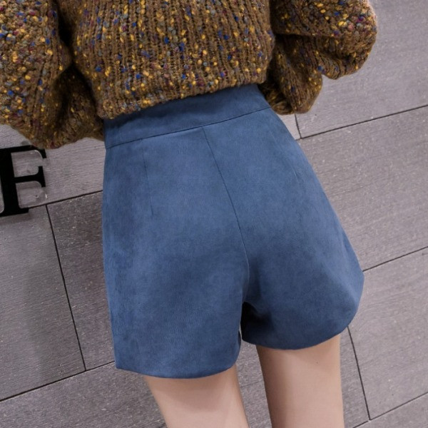 Női rövidnadrág három színben, gombokkal és zsebekkel