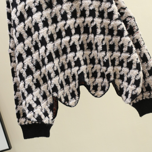 Μοντέρνο ασύμμετρο  γυναικείο πουλόβερ 