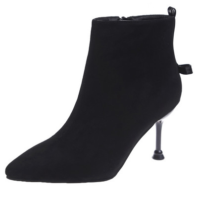 Μοντέρνες γυναικείες μπότες σε οικολογικό σουέτ με κορδέλα σε μαύρο και μπεζ χρώμα