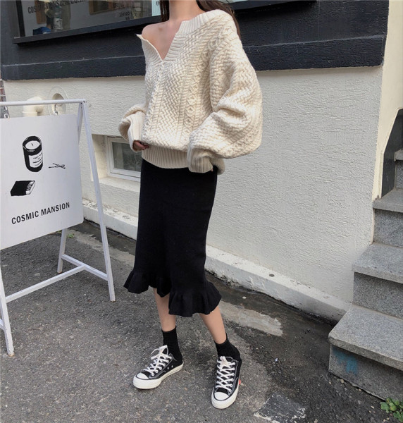 Μοντέρνο χειμερινό γυναικείο πουλόβερ με λαιμόκοψη και γυμνούς ώμους