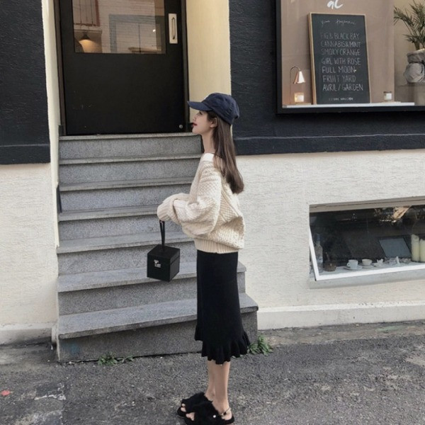 Μοντέρνο χειμερινό γυναικείο πουλόβερ με λαιμόκοψη και γυμνούς ώμους