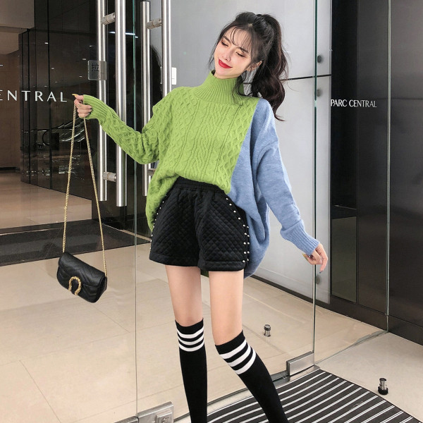 Női széles pulóver hasítékkal és pólógallérral