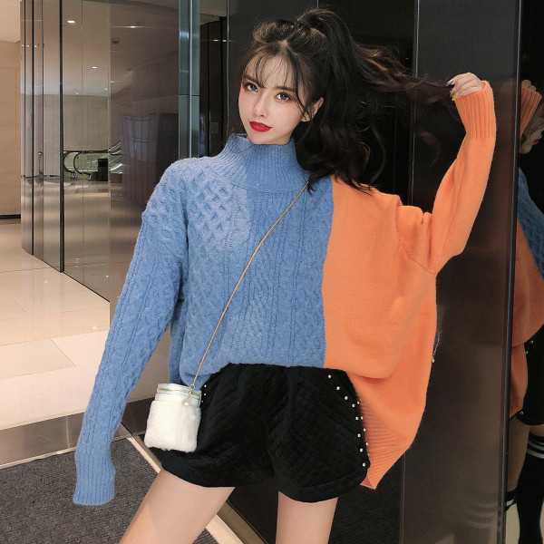 Női széles pulóver hasítékkal és pólógallérral