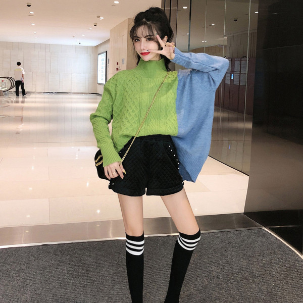 Női széles pulóver hasítékkal és pólógallérral