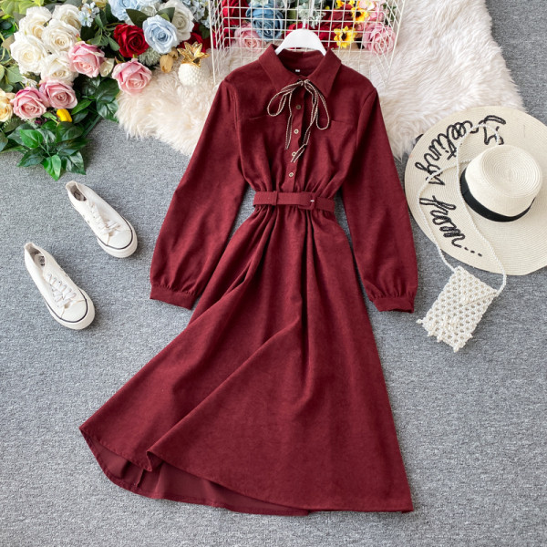 Modern női szabású ruha, hosszú ujjú, megkötős több színben