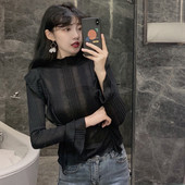 Μοντέρνα γυναικεία μπλούζα με βολάν σε λευκό και μαύρο χρώμα