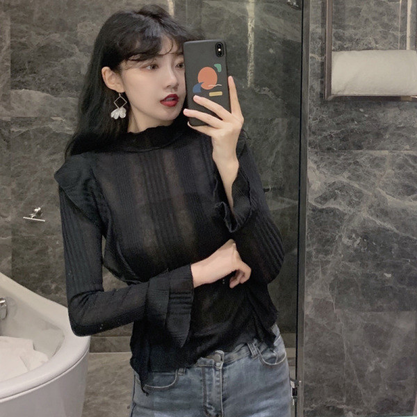 Μοντέρνα γυναικεία μπλούζα με βολάν σε λευκό και μαύρο χρώμα