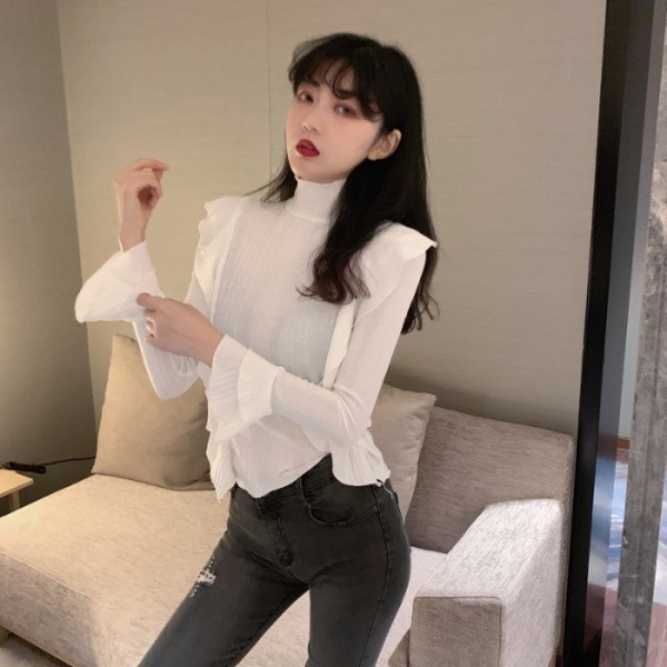 Μοντέρνα γυναικεία μπλούζα με βολάν σε λευκό και μαύρο χρώμα