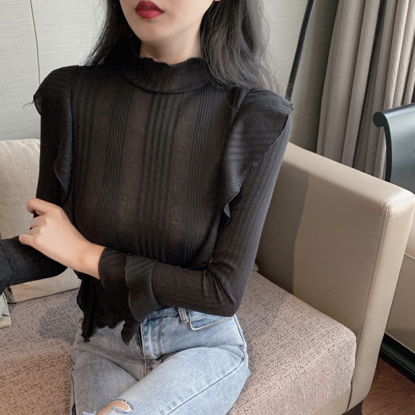 Μοντέρνα γυναικεία μπλούζα με βολάν σε λευκό και μαύρο χρώμα